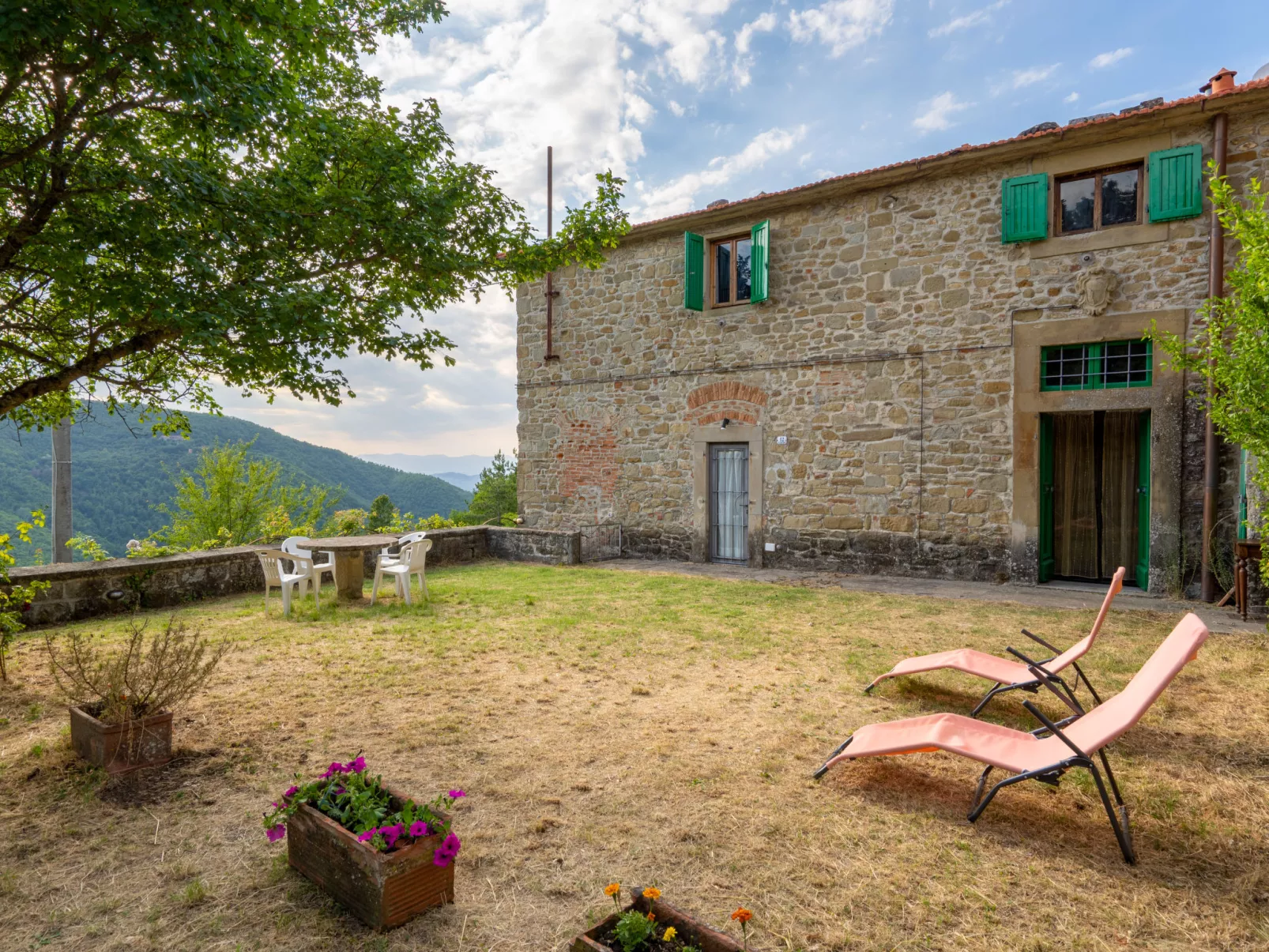 San Leolino-Outside
