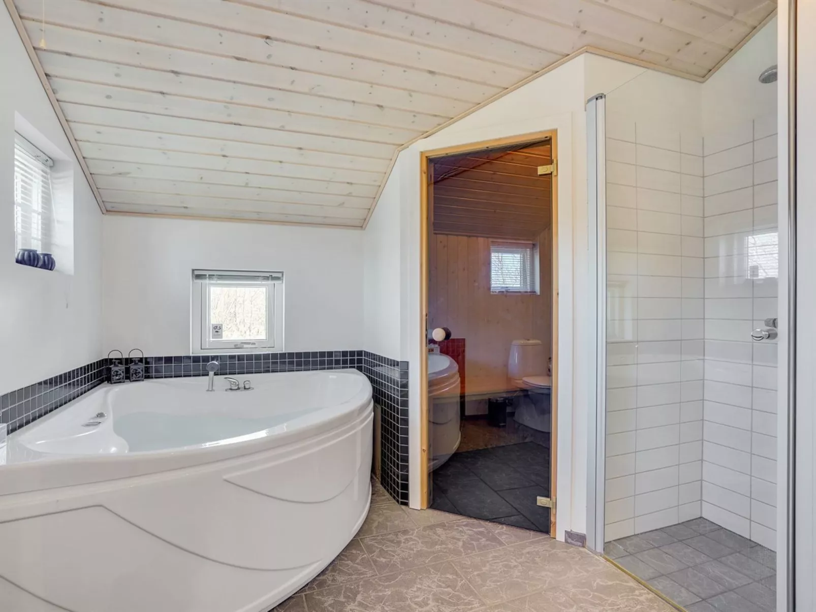 "Dorithea" - 3.5km from the sea-Drinnen
