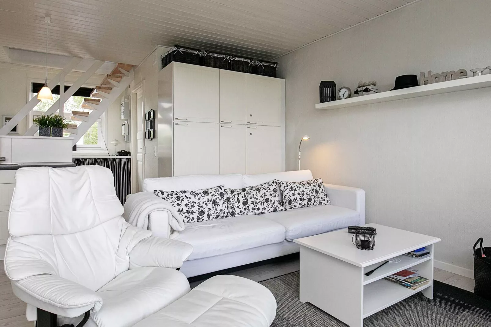 Seaside Serenity at Hasmark Beach-By Traum-Indoor