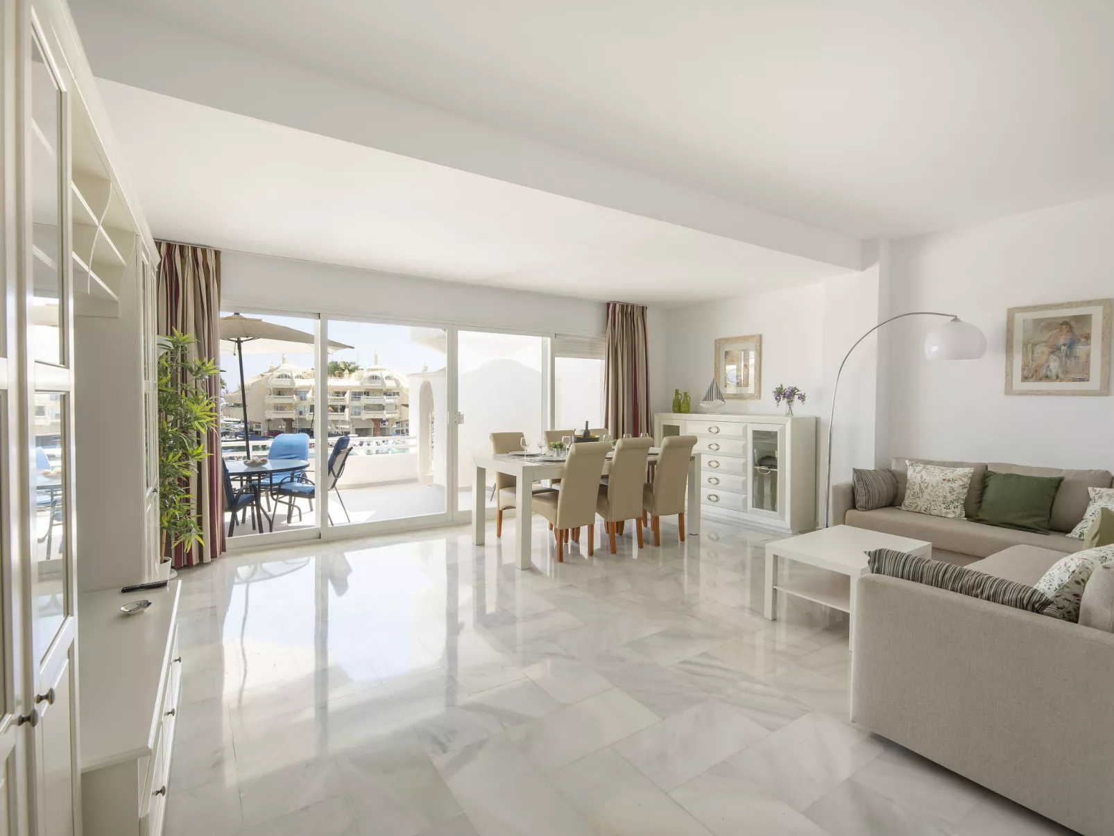 Puerto Marina-Inside