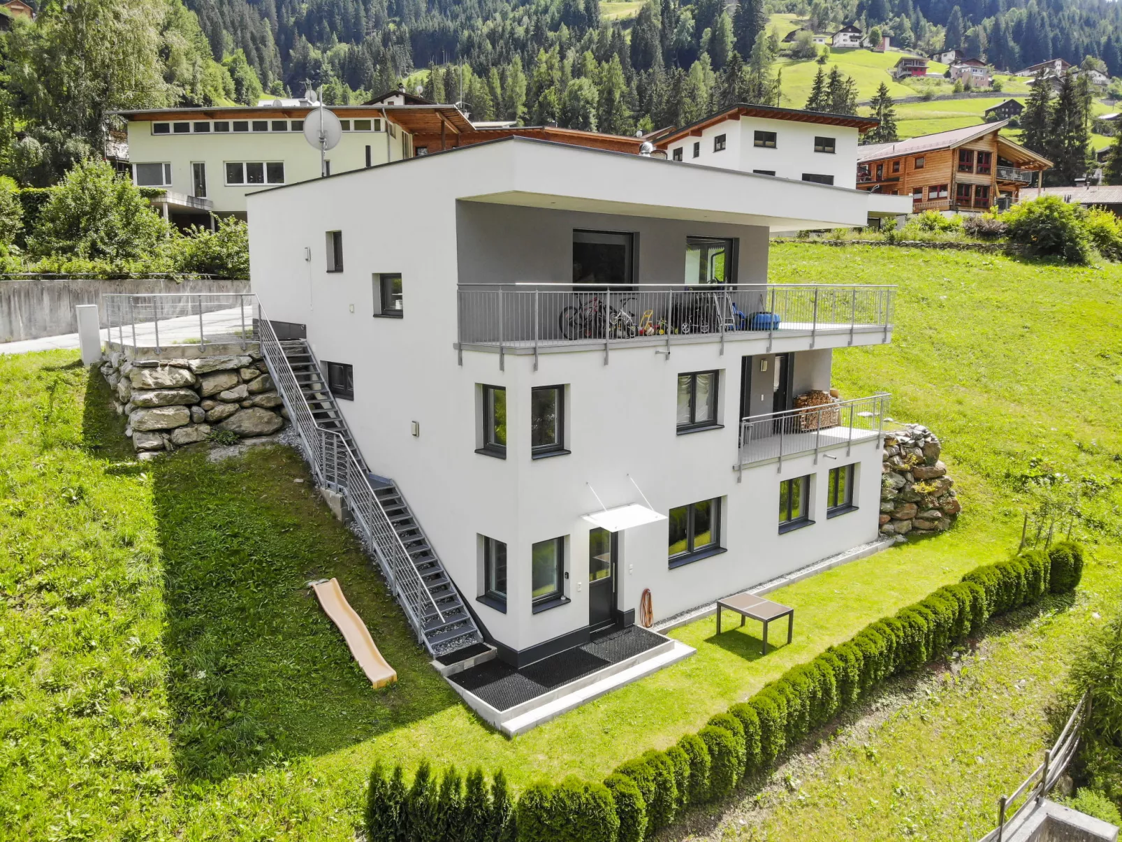 Collina-Outside