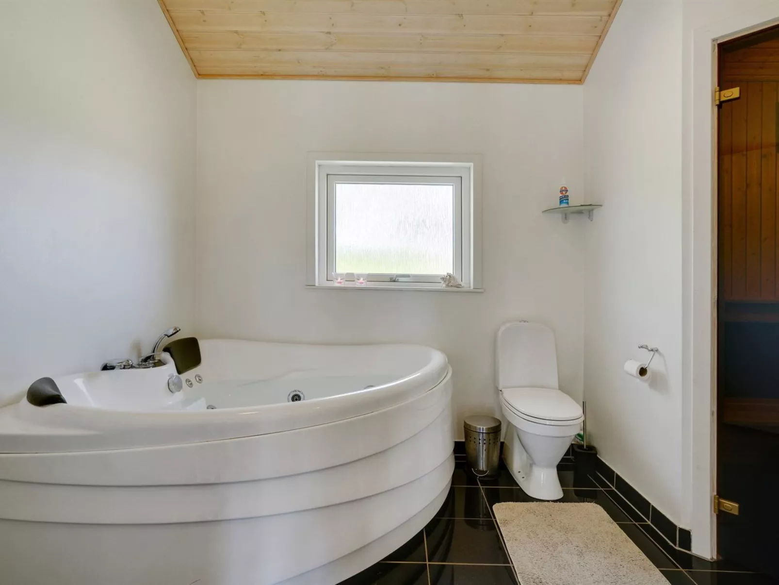 "Ebbi" - 36km from the sea-Inside
