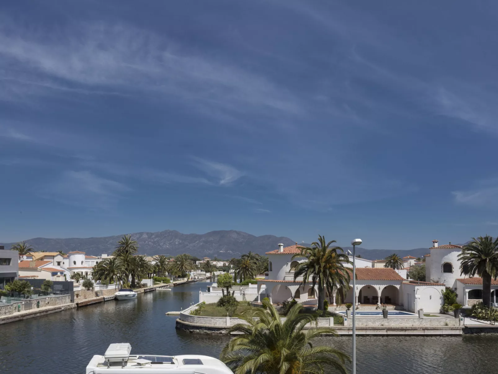 Port Emporda-Inside