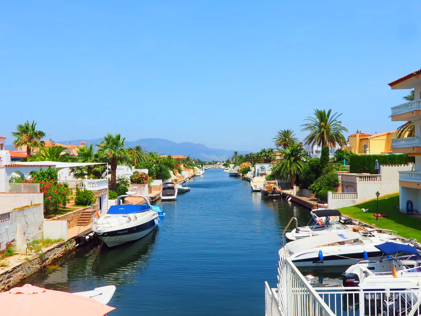 Port Emporda-Inside