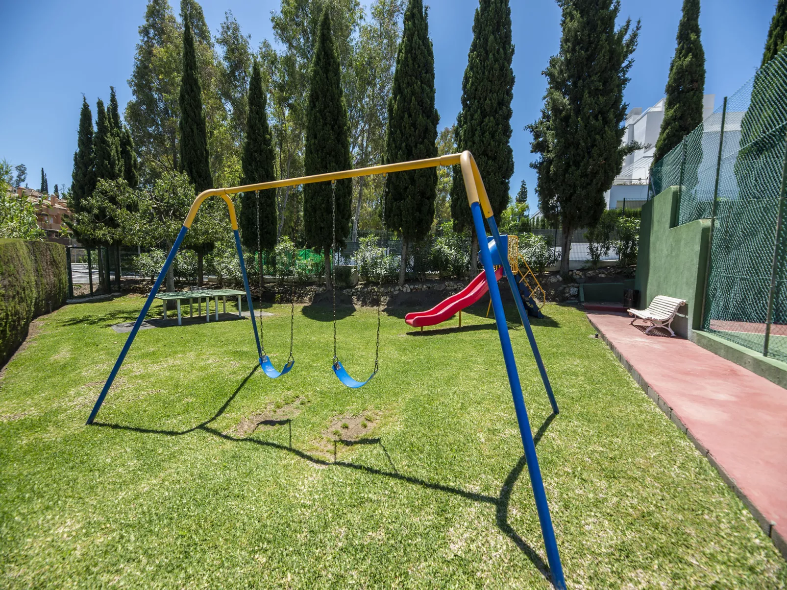 Las Ranas-Outside