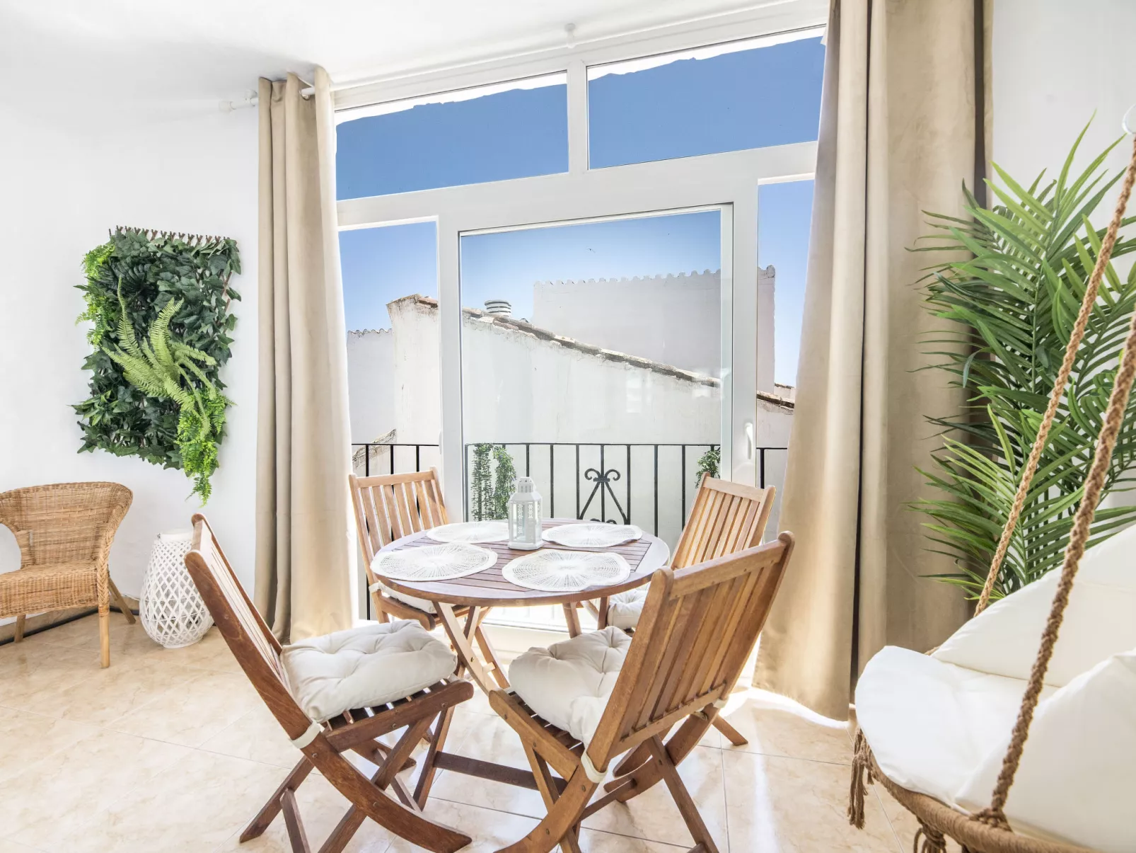 Puerto Banus OPQ-Outside