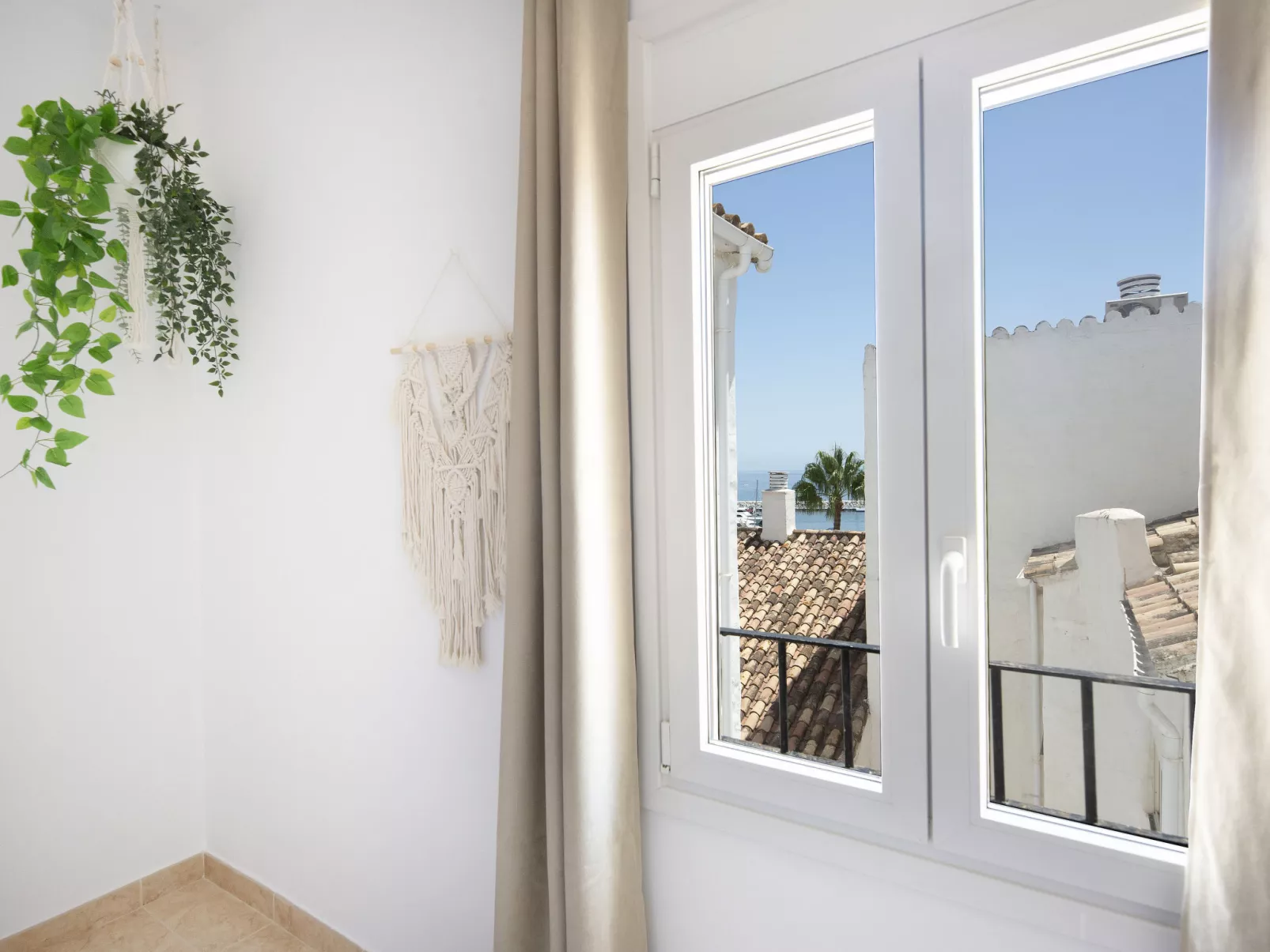Puerto Banus OPQ-Outside