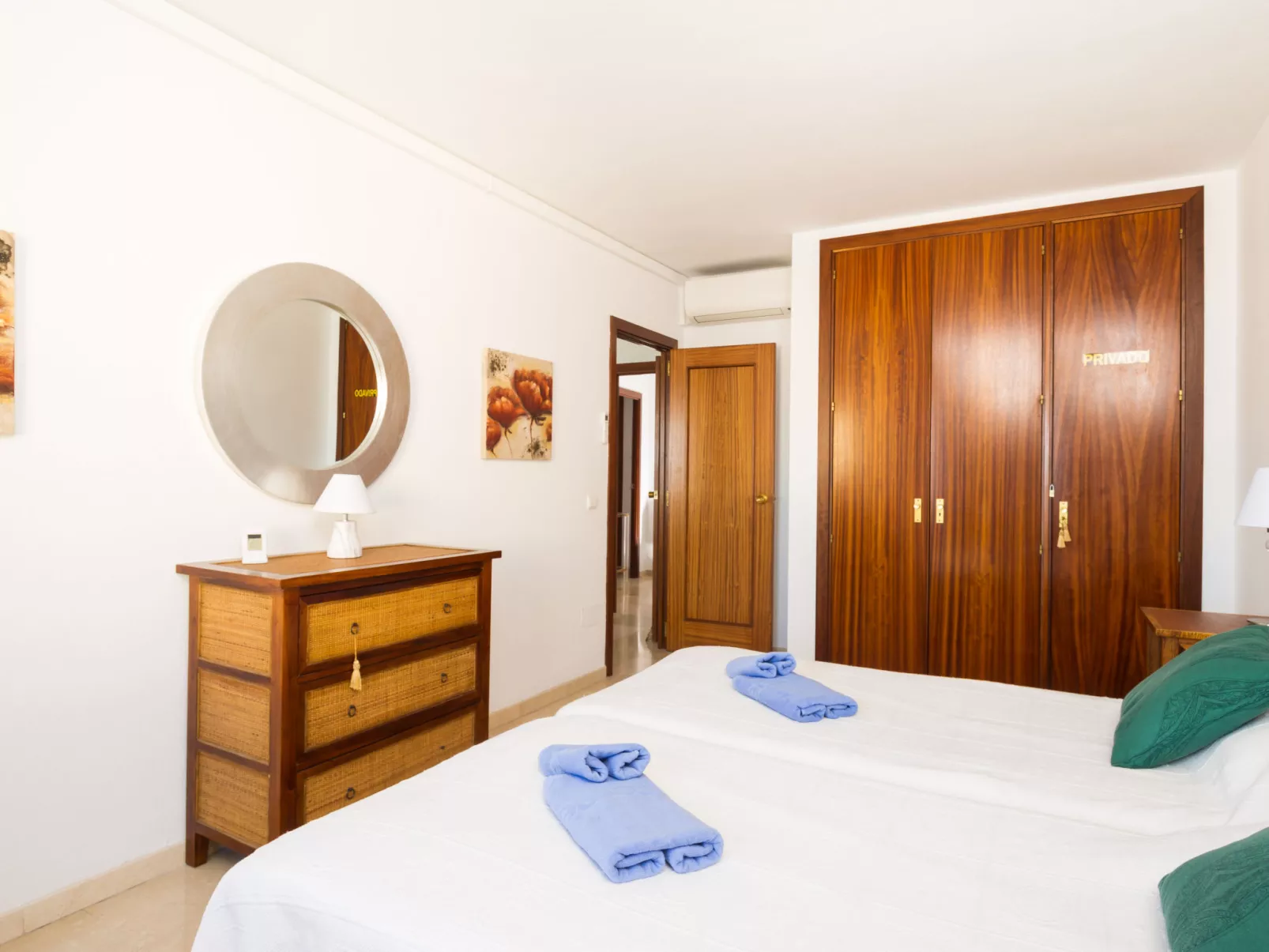 Puerto Paraíso-Inside