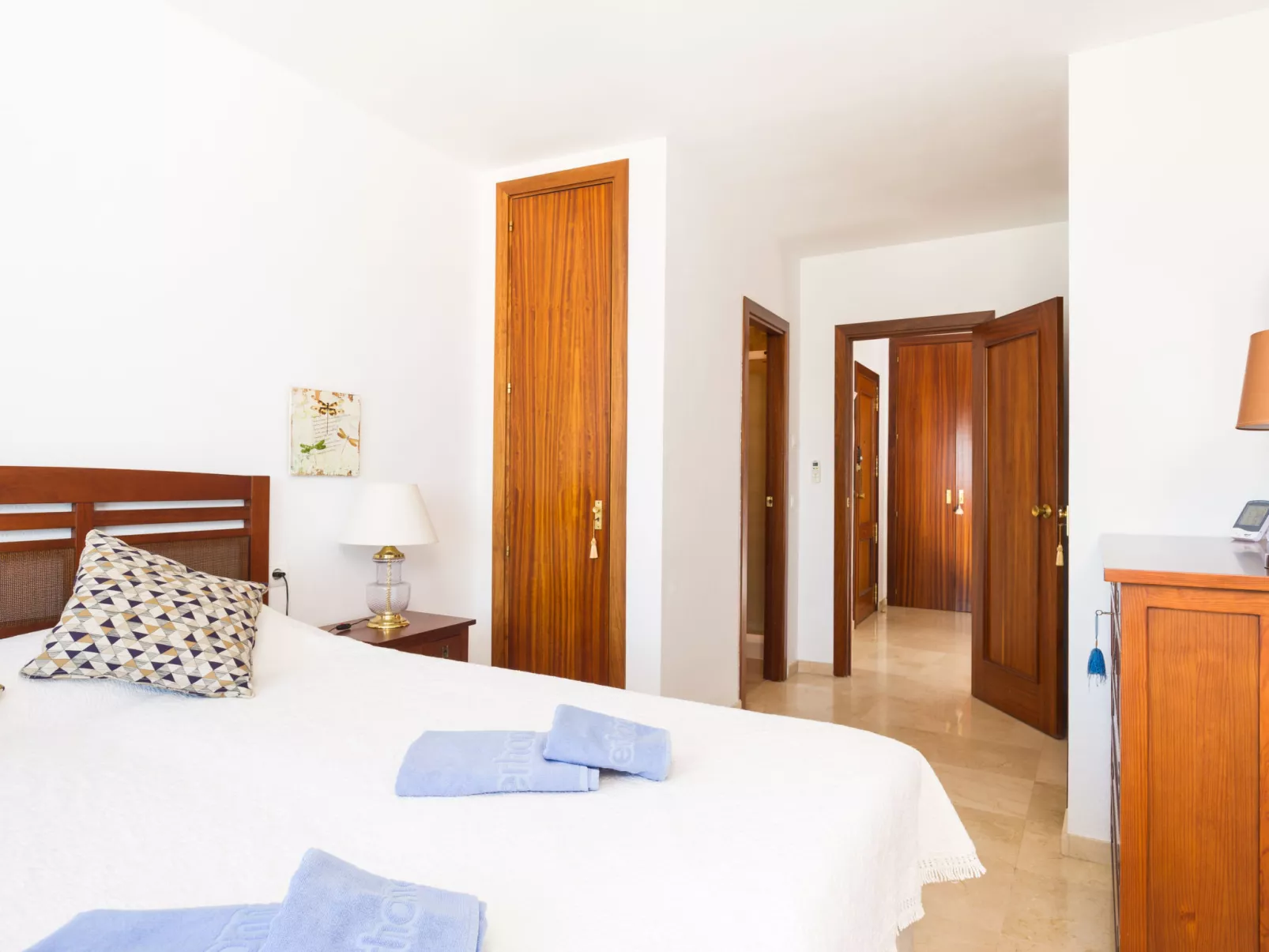 Puerto Paraíso-Inside