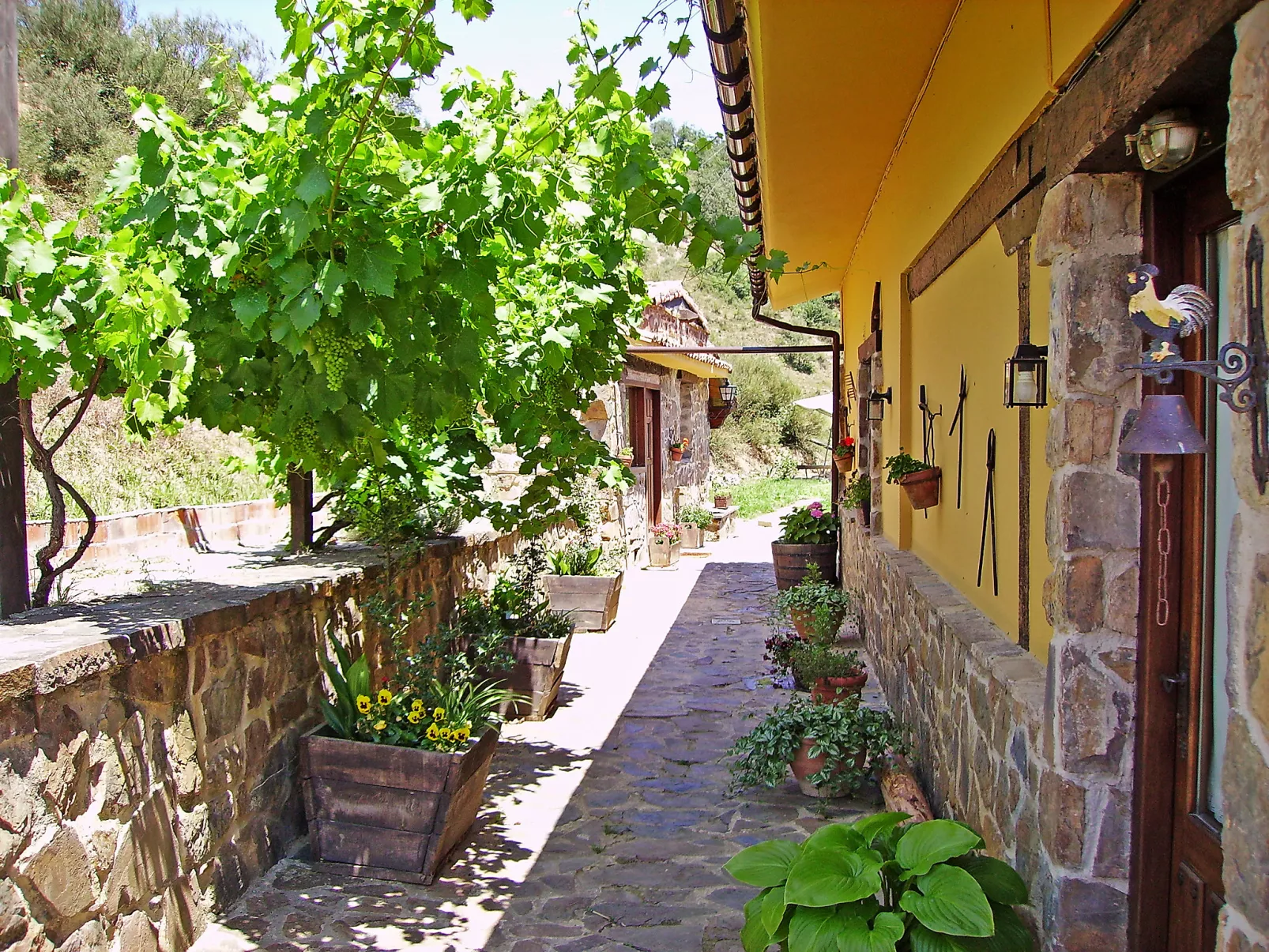 Potes Viñon-Outside