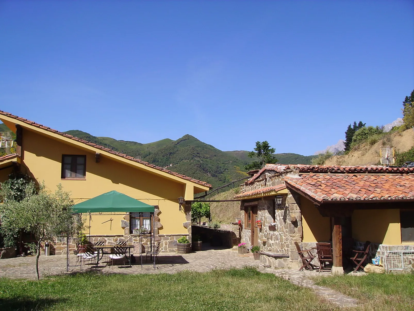 Potes Viñon-Outside