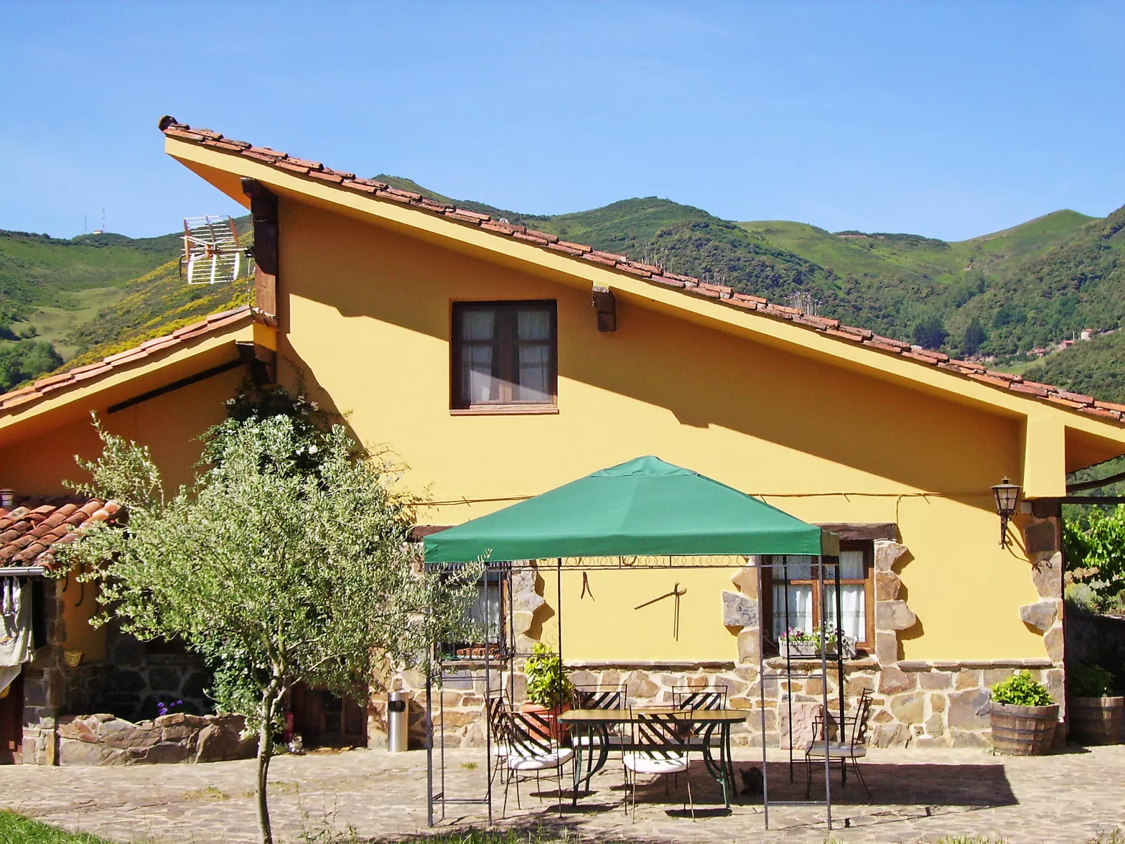 Potes Viñon-Outside