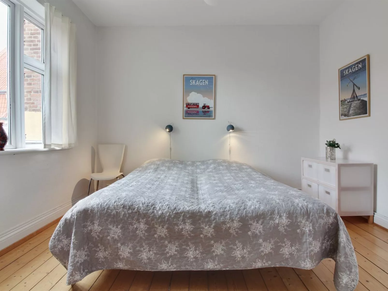 "Gyrth" - 250m from the sea-Inside