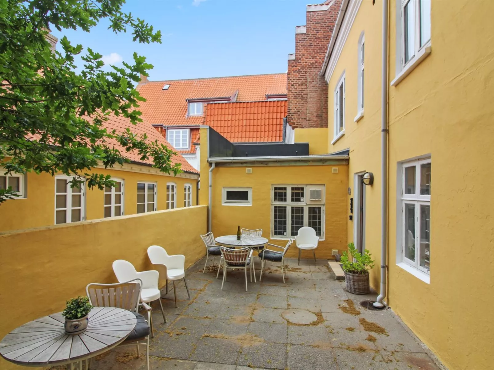 "Gyrth" - 250m from the sea-Inside