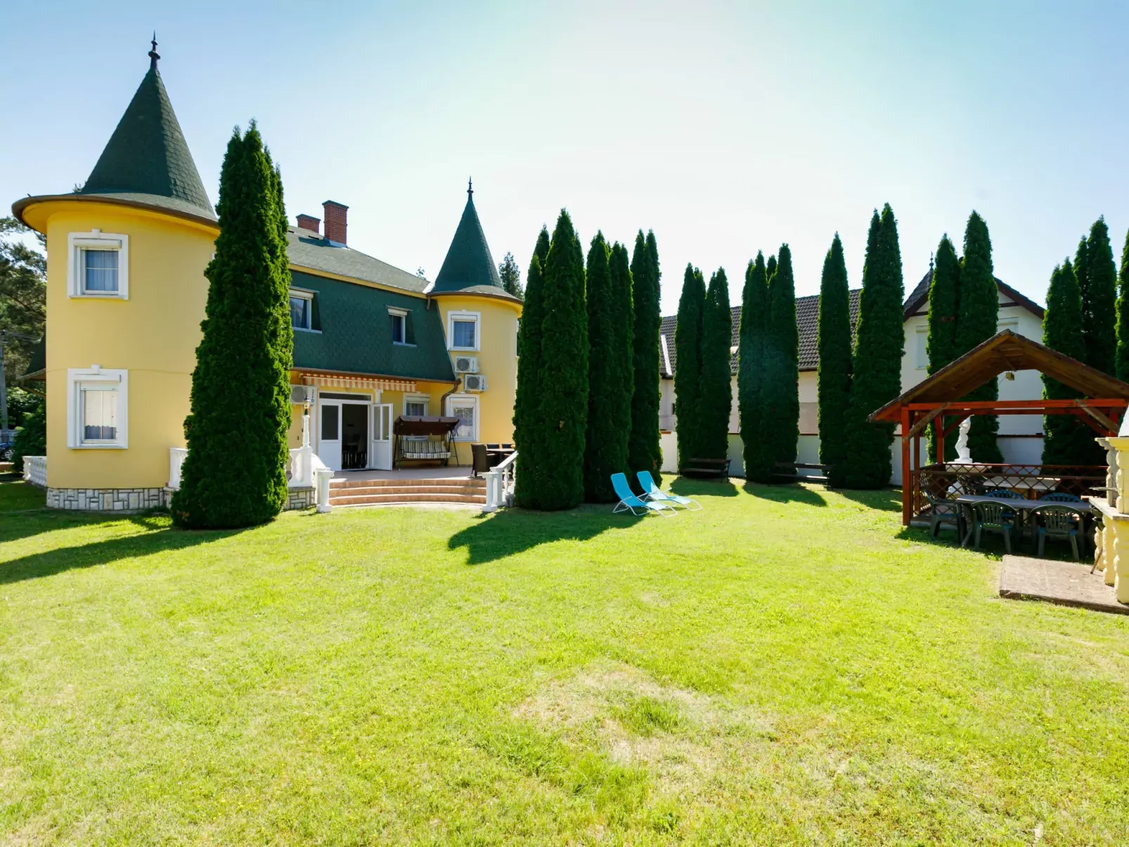 Big Thuja-Outside
