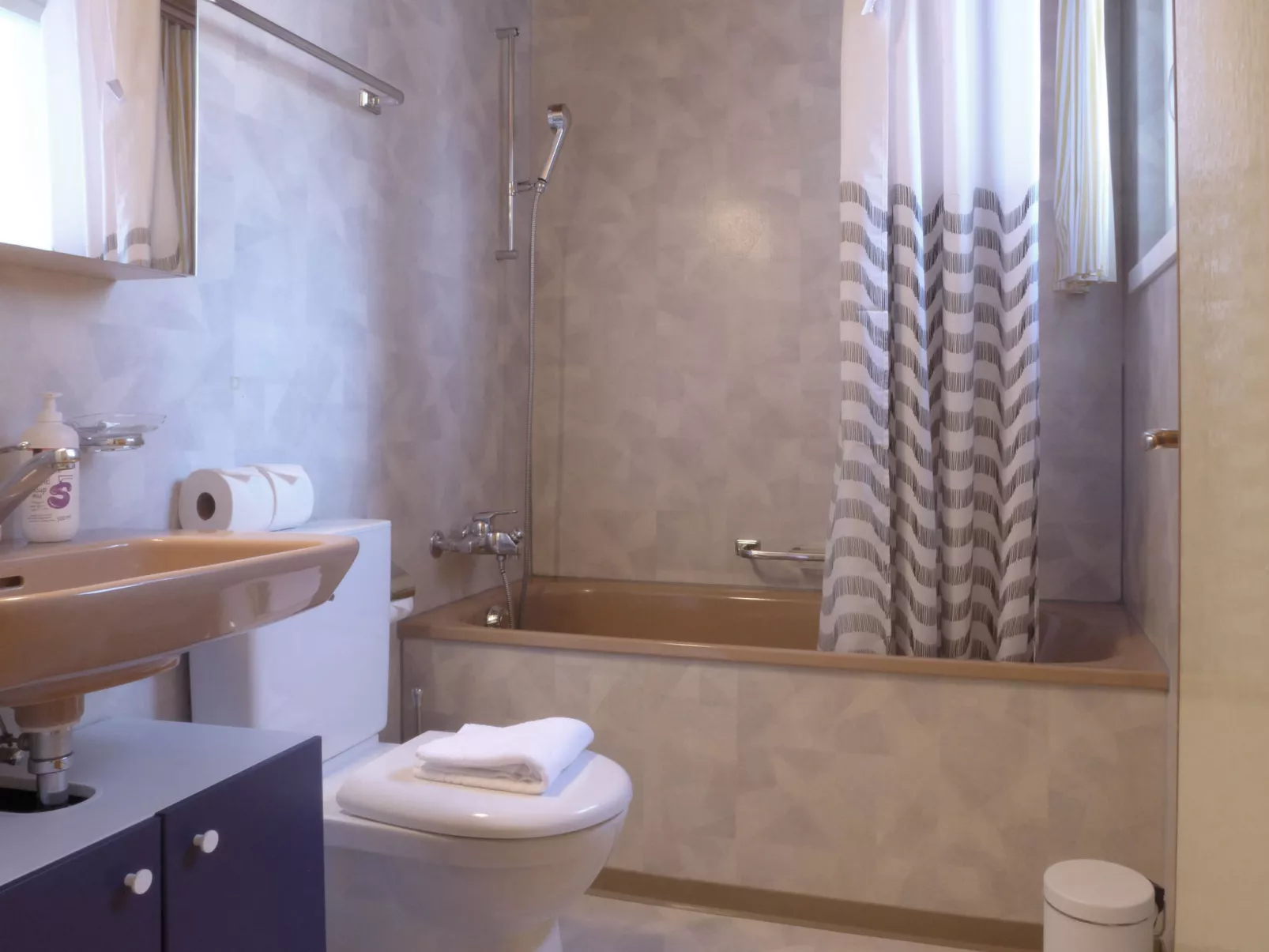 Bristol Apt.18-Inside