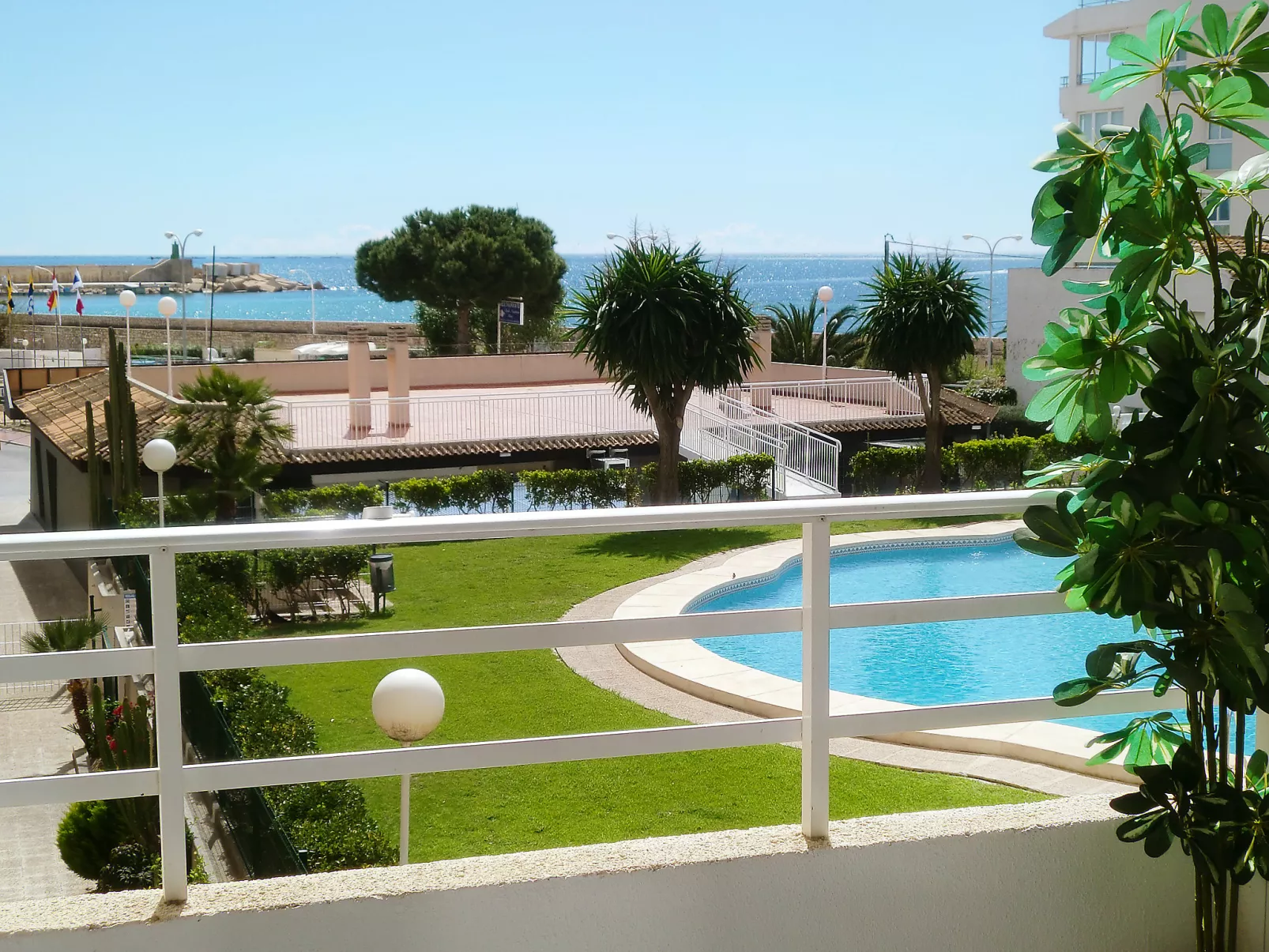 Sol Y Mar-Outside