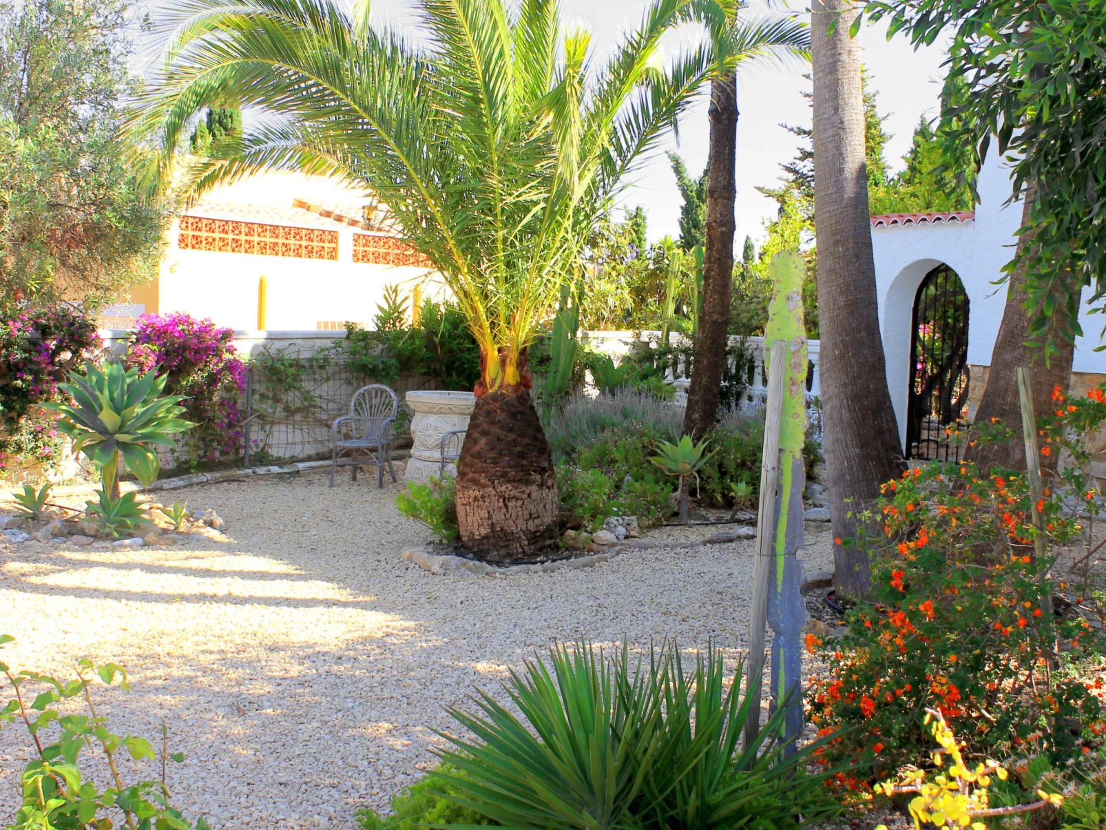 De las Rosas-Outside