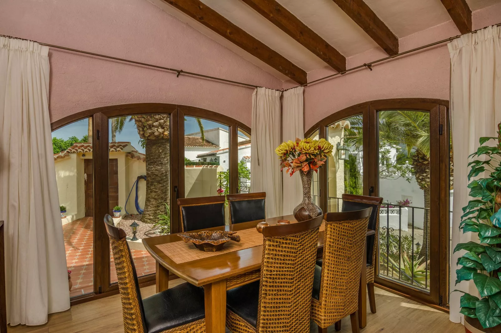 Casa el Paraiso	-Dining room