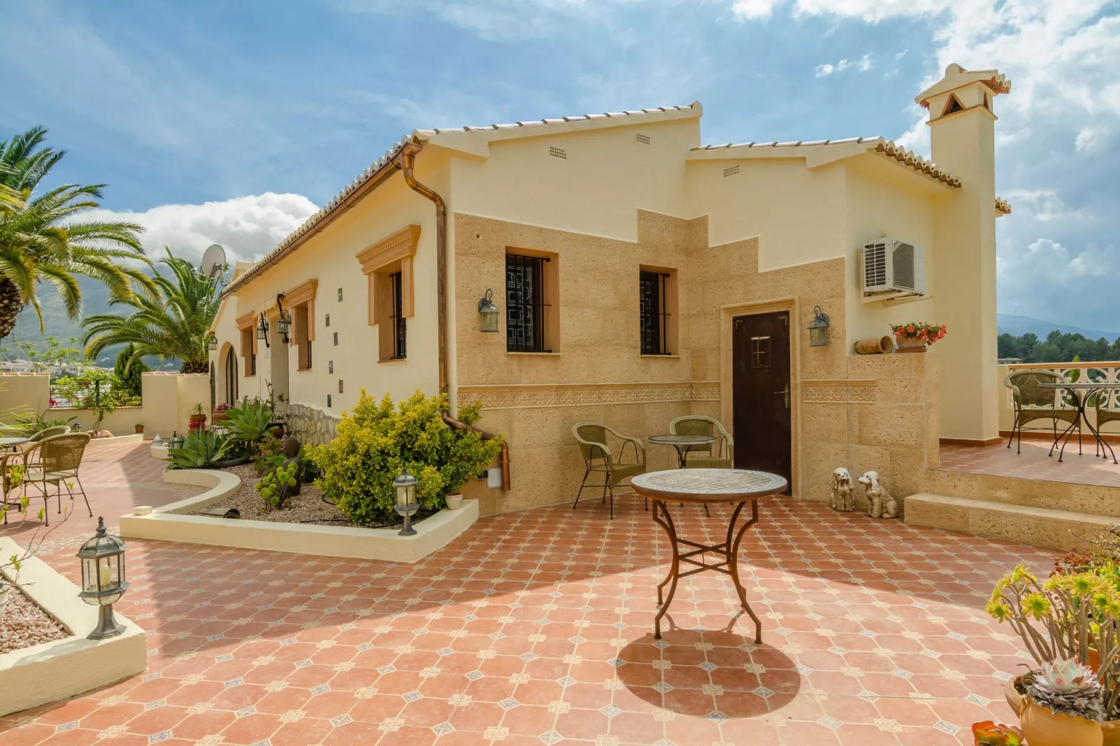 Casa el Paraiso	-Exterior summer