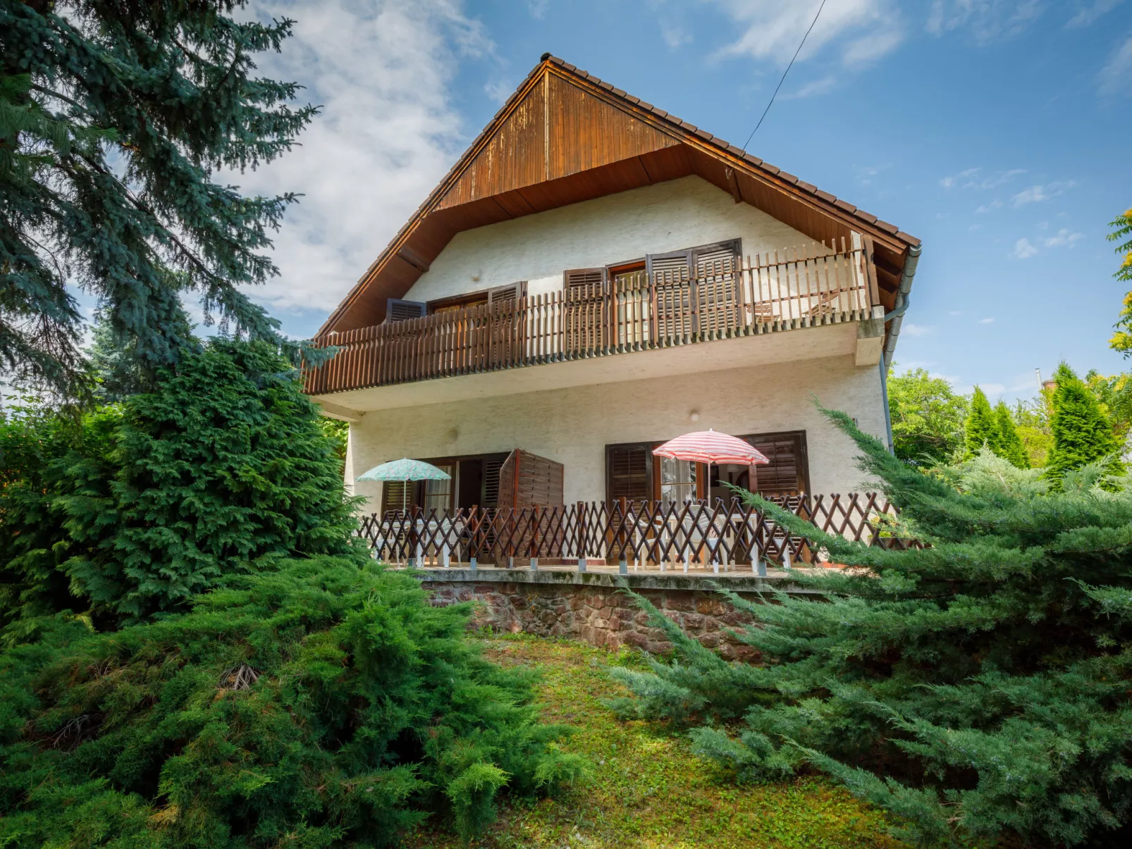 Pinus 2-Outside