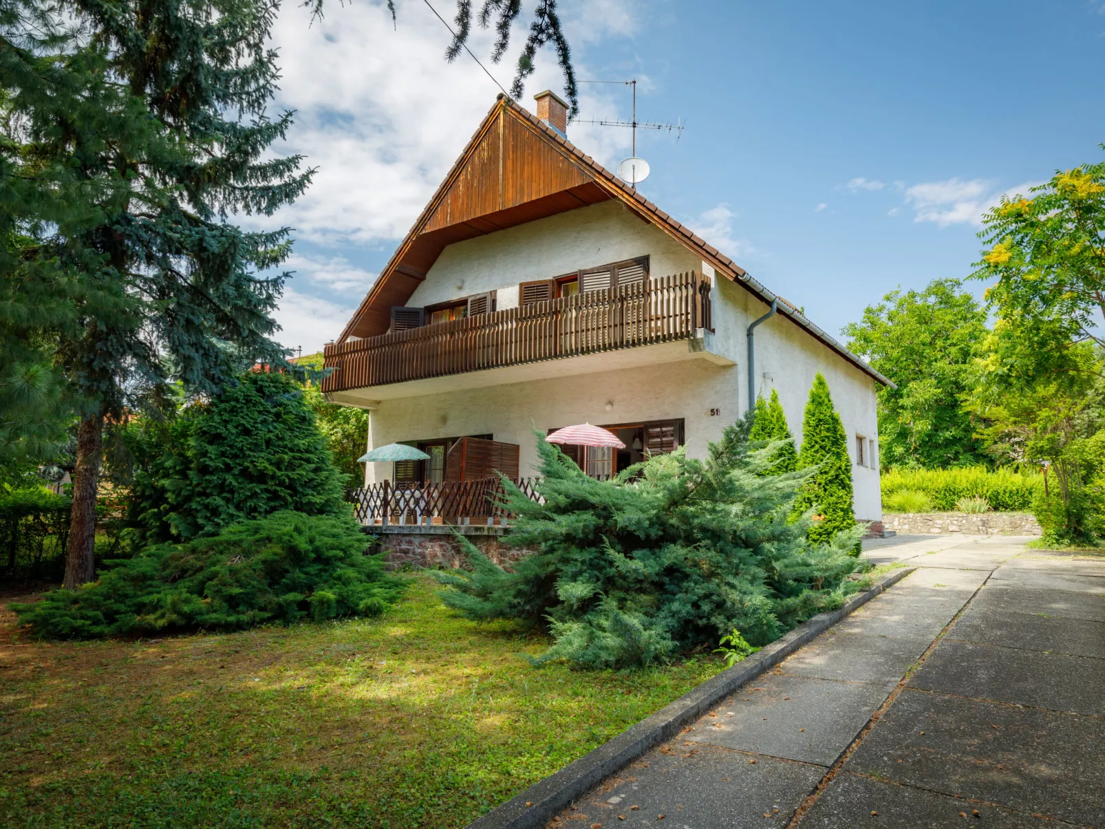 Pinus 2-Outside