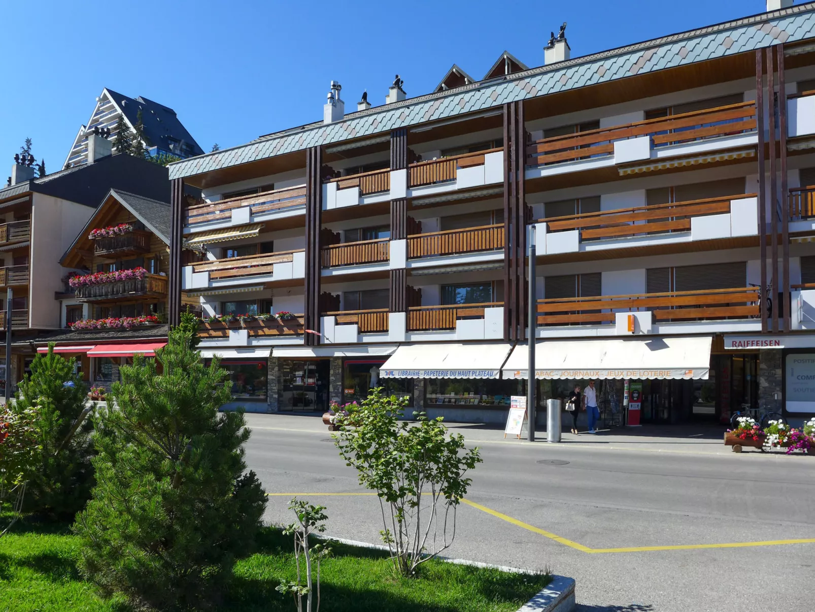 Miremont B7-Outside
