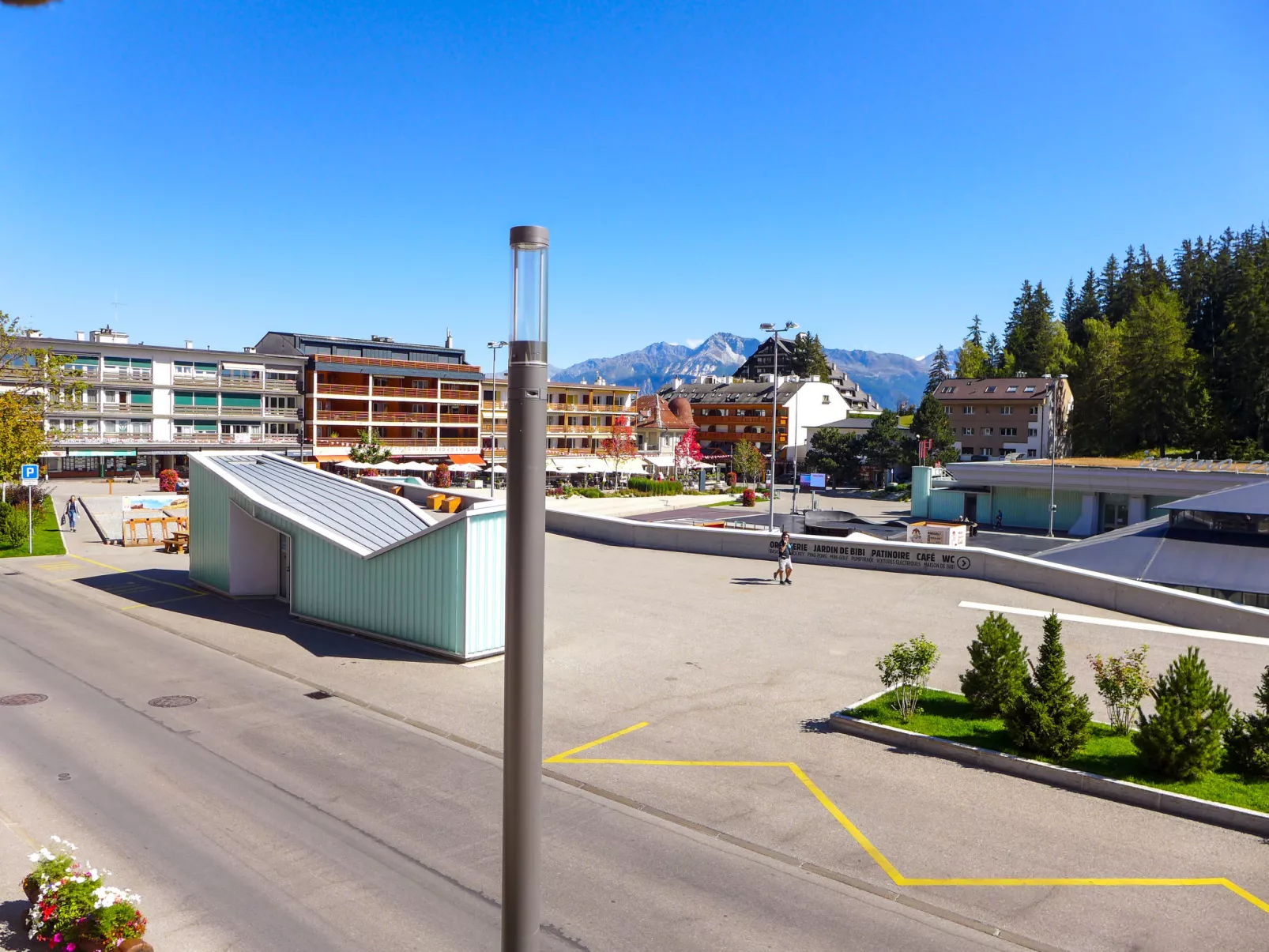 Miremont B7-Outside