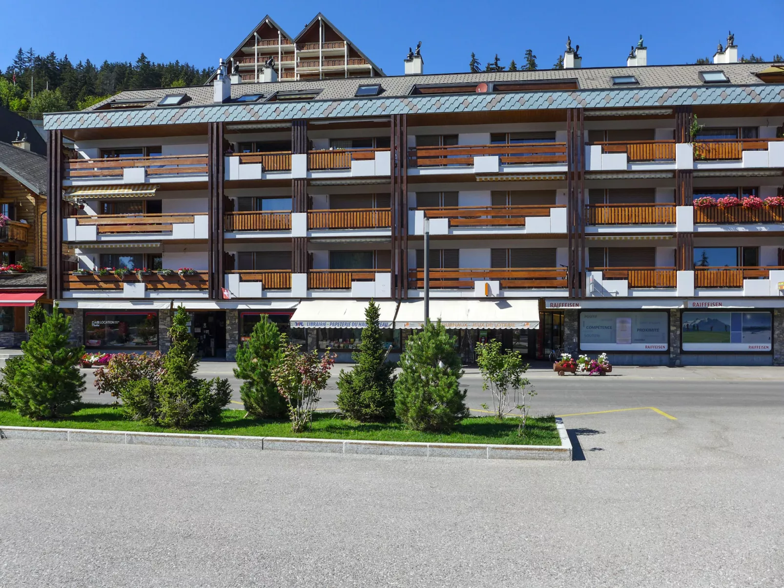Miremont B7-Outside