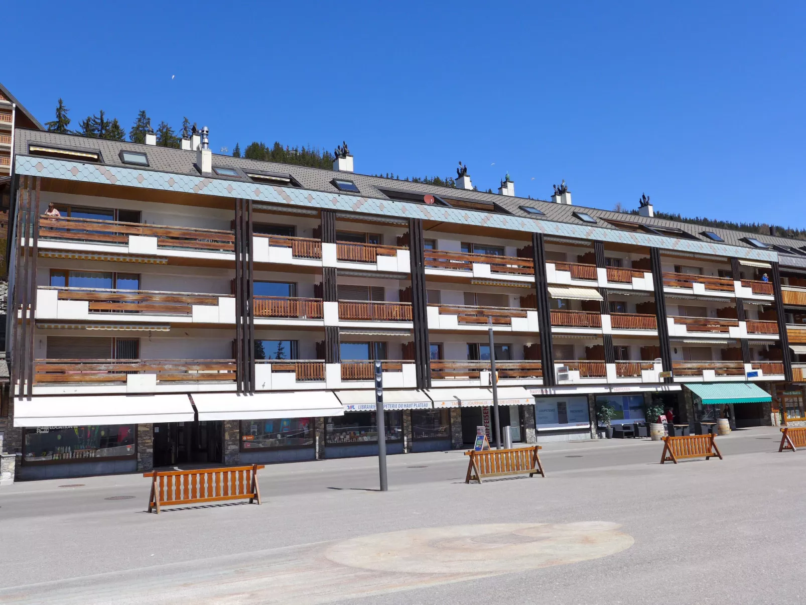 Miremont B7-Outside