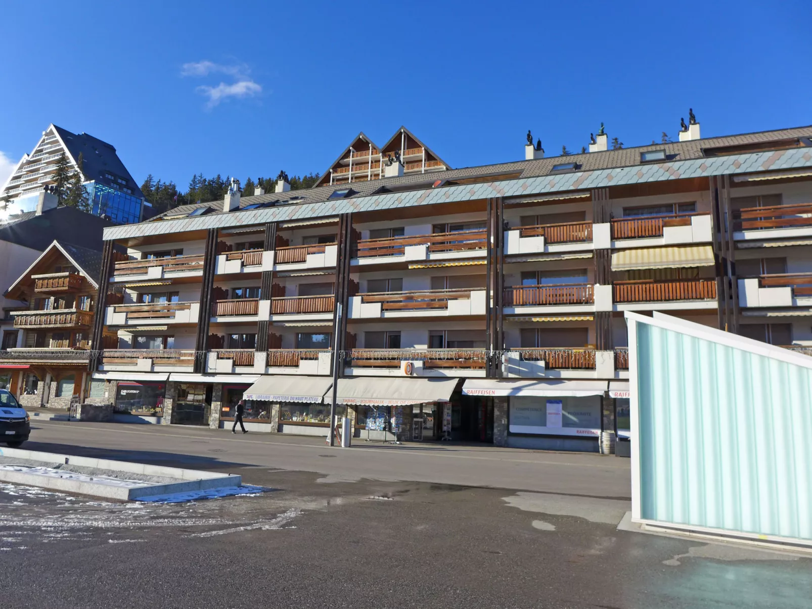 Miremont B7-Outside