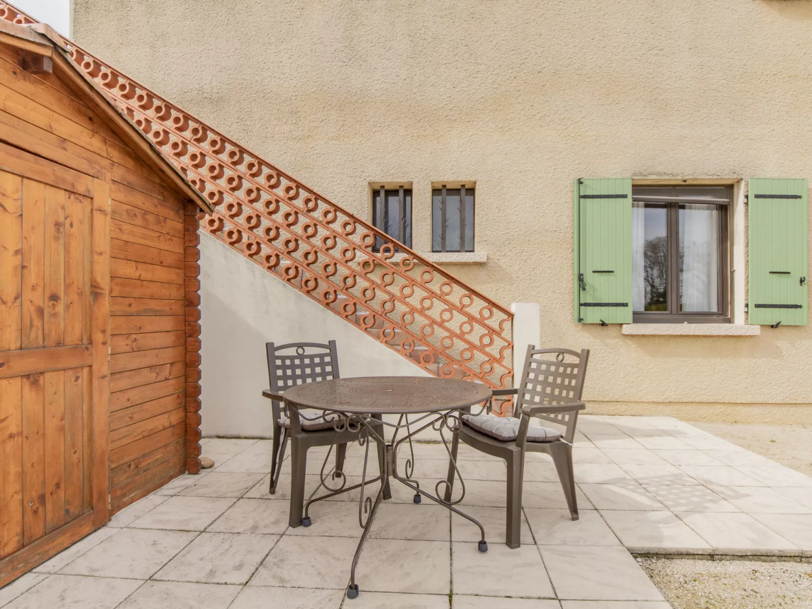 L'Aquillon-Outside