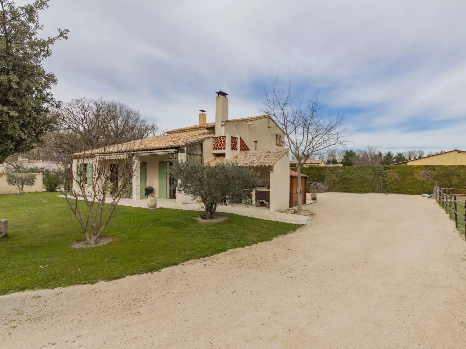 L'Aquillon-Outside