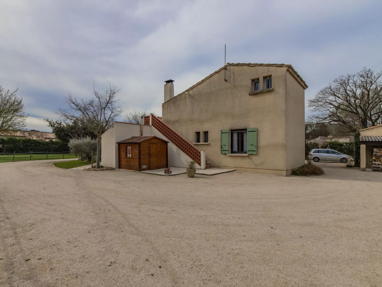 L'Aquillon-Outside