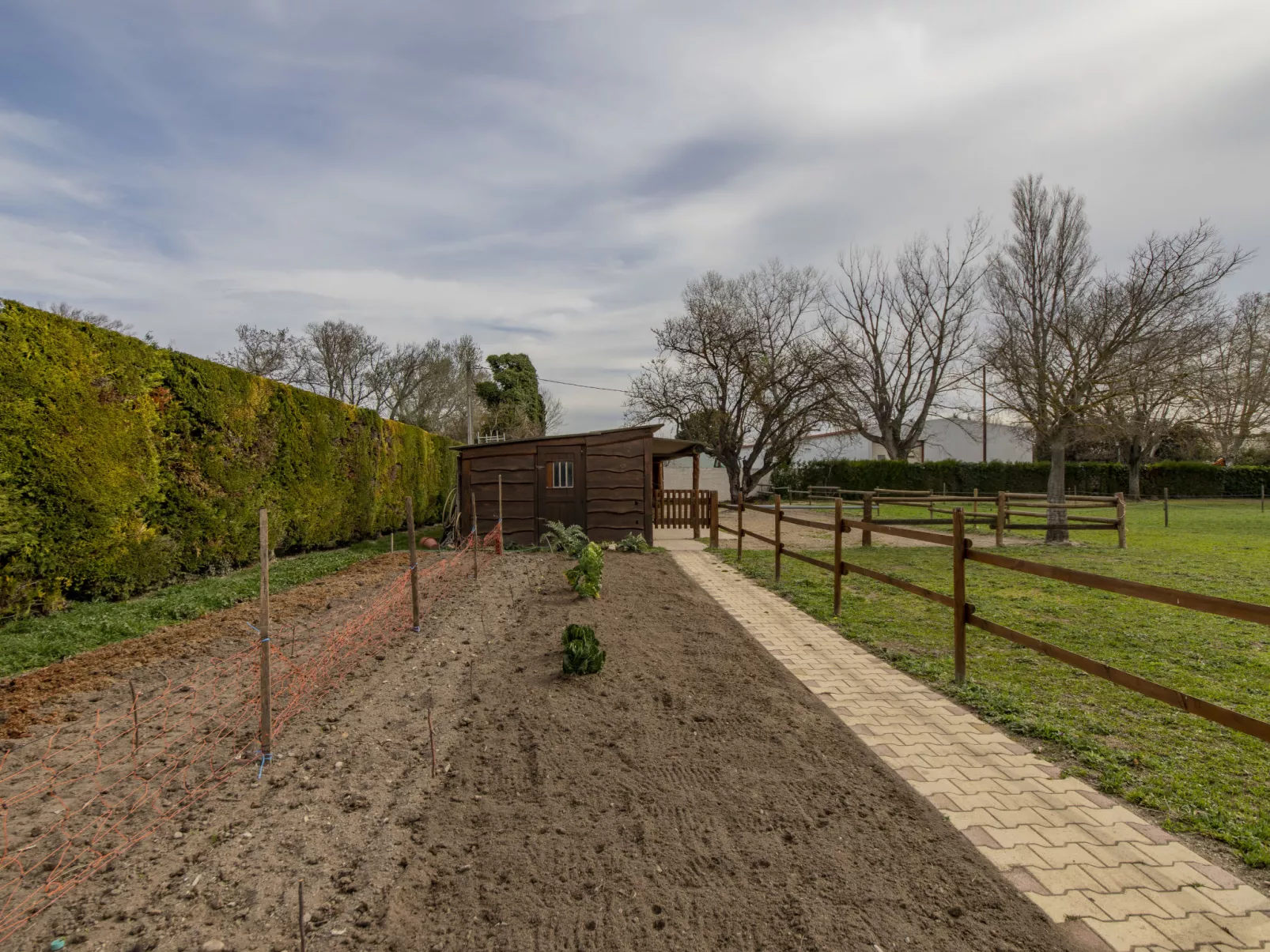 L'Aquillon-Outside