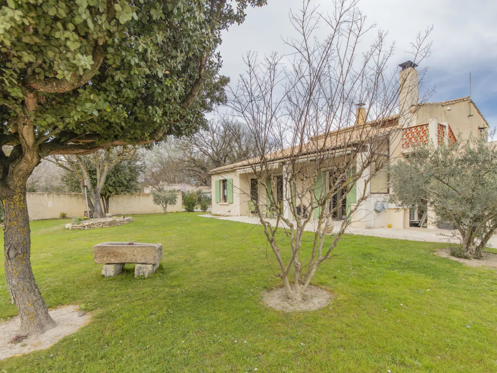 L'Aquillon-Outside