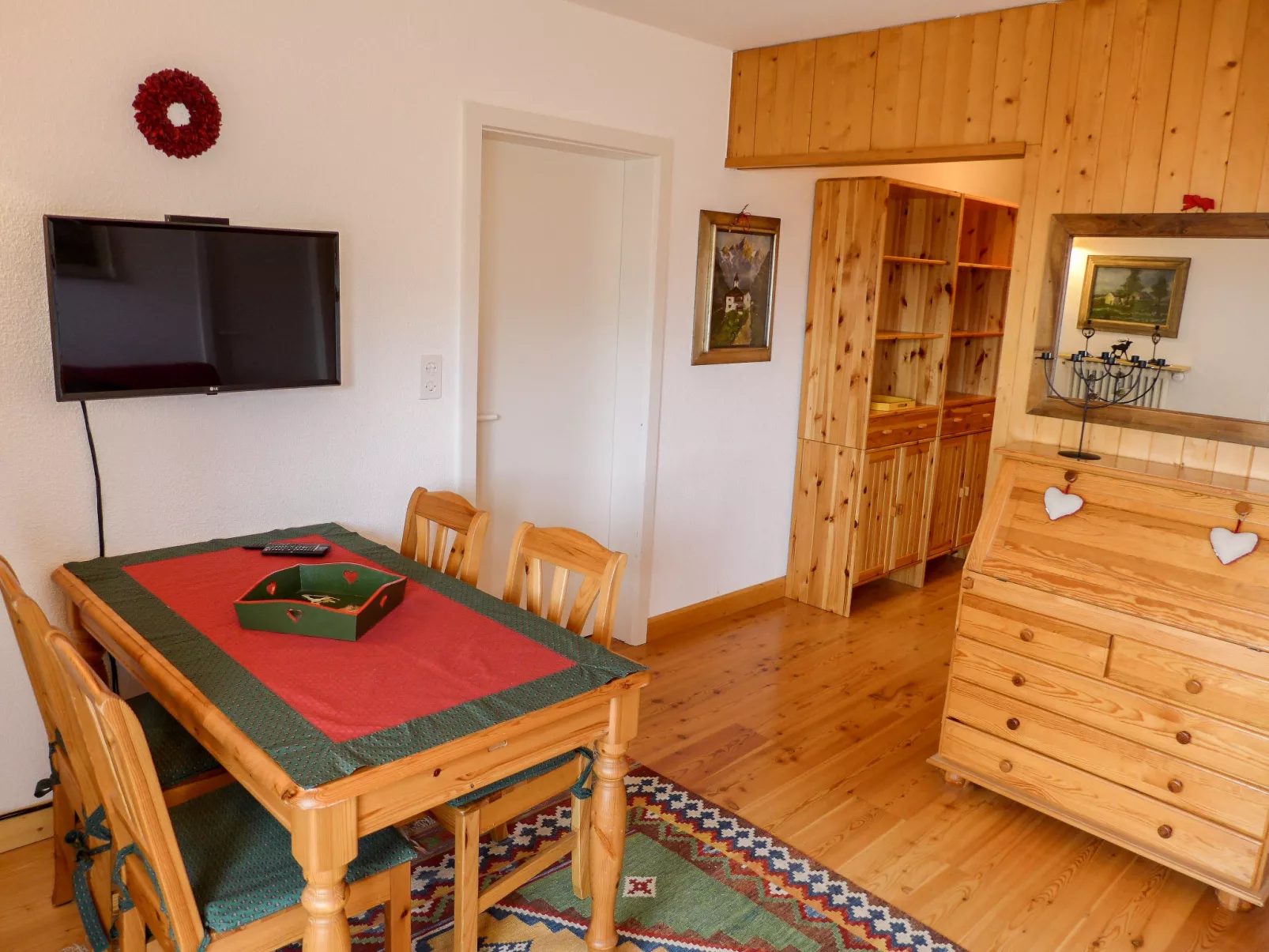 Europa Est 2 / APT 83-Inside