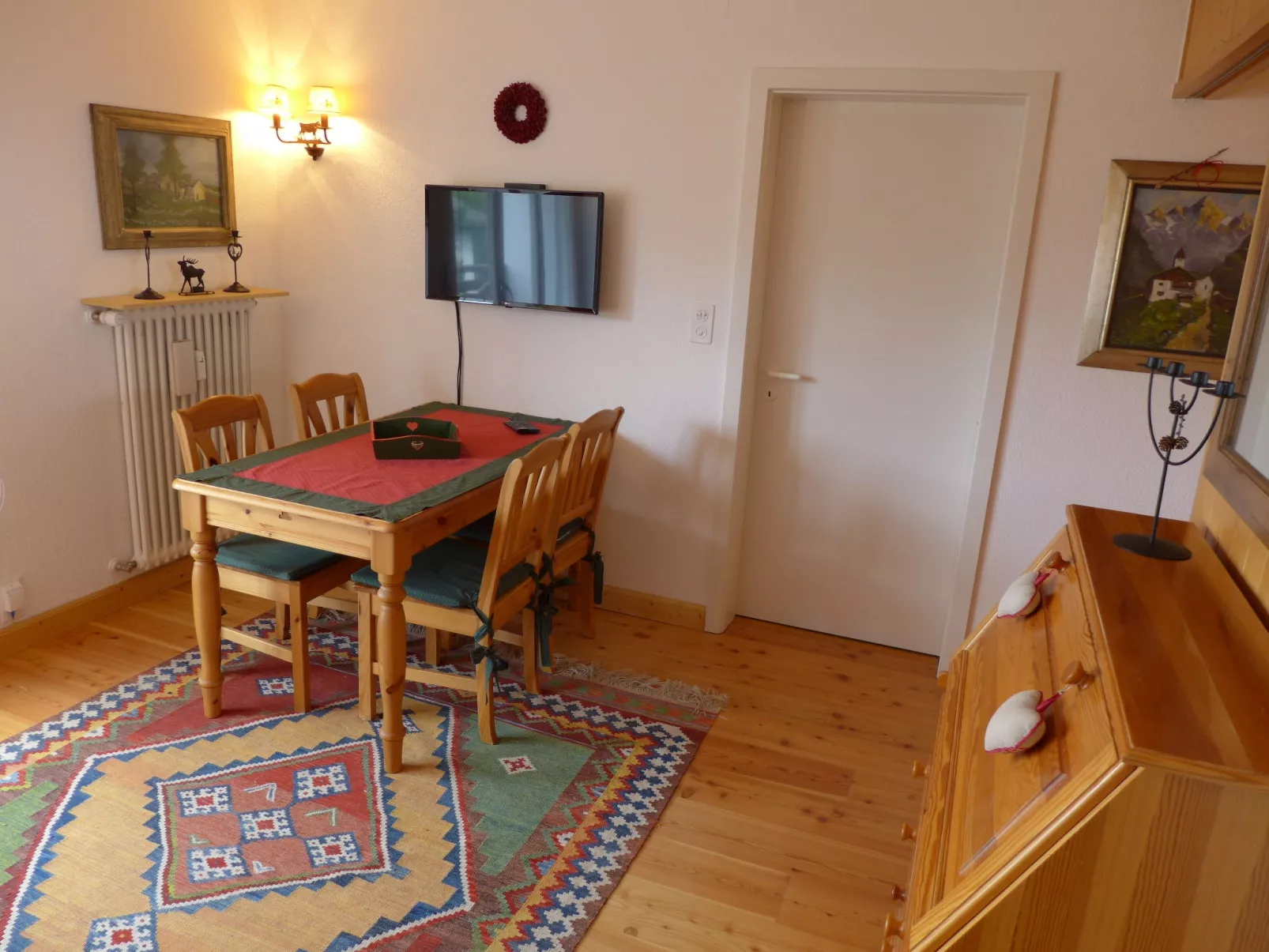 Europa Est 2 / APT 83-Inside