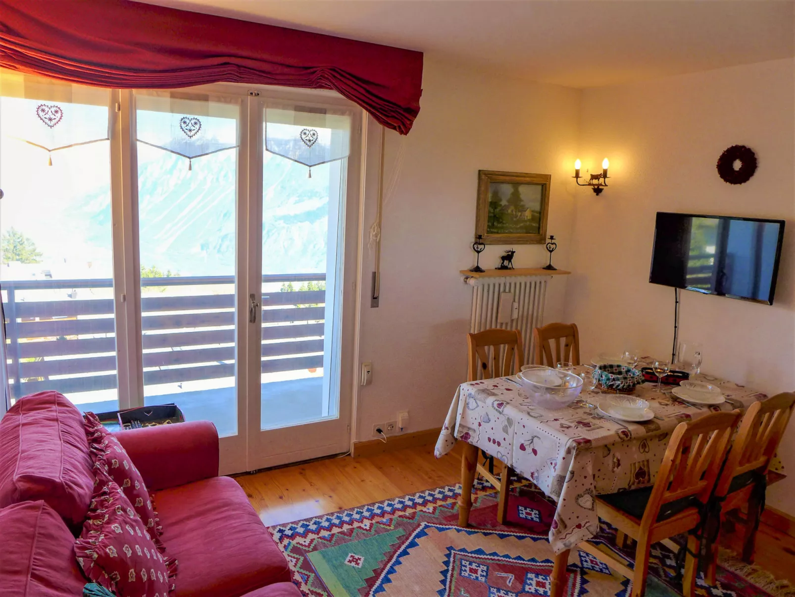 Europa Est 2 / APT 83-Inside