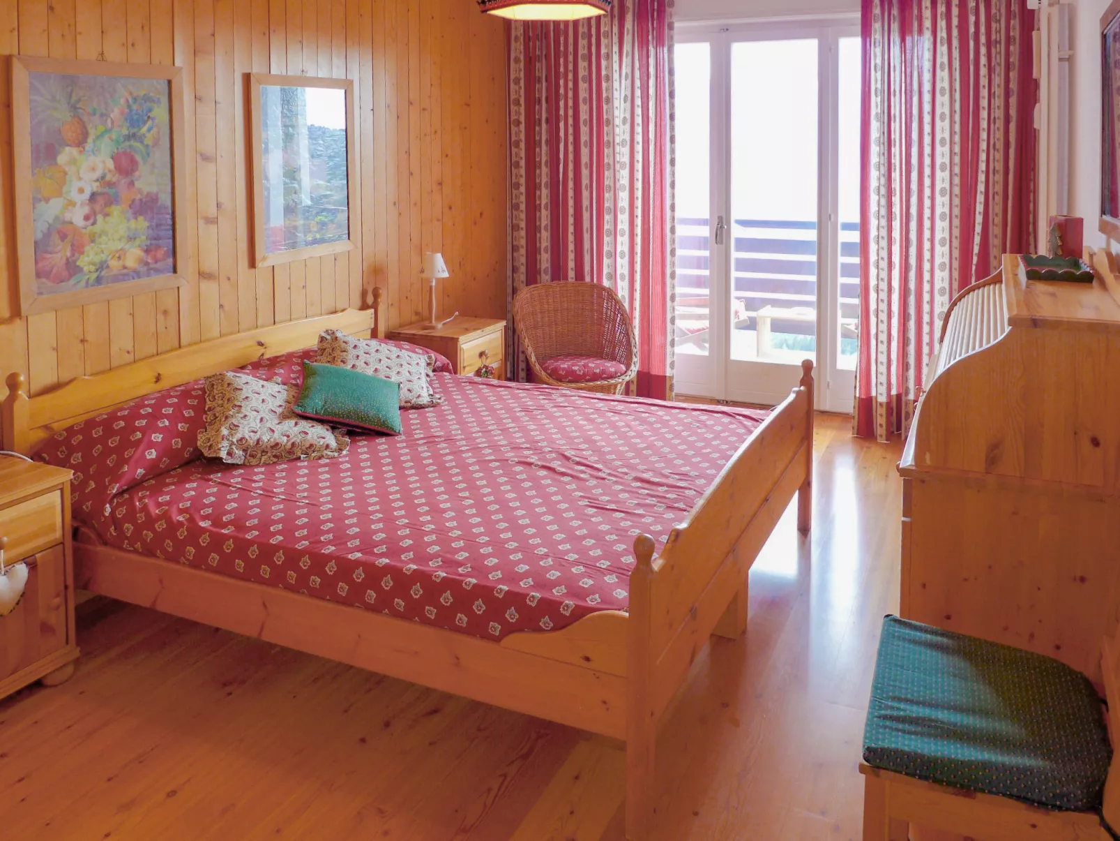 Europa Est 2 / APT 83-Inside