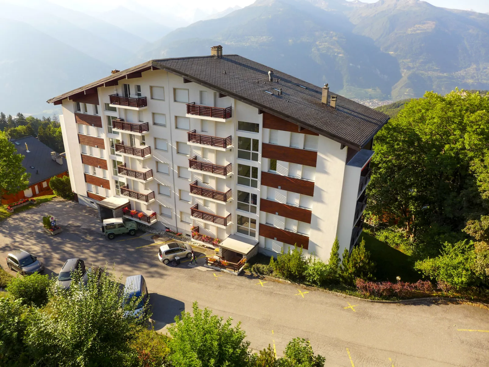 Europa Est 2 / APT 83-Outside