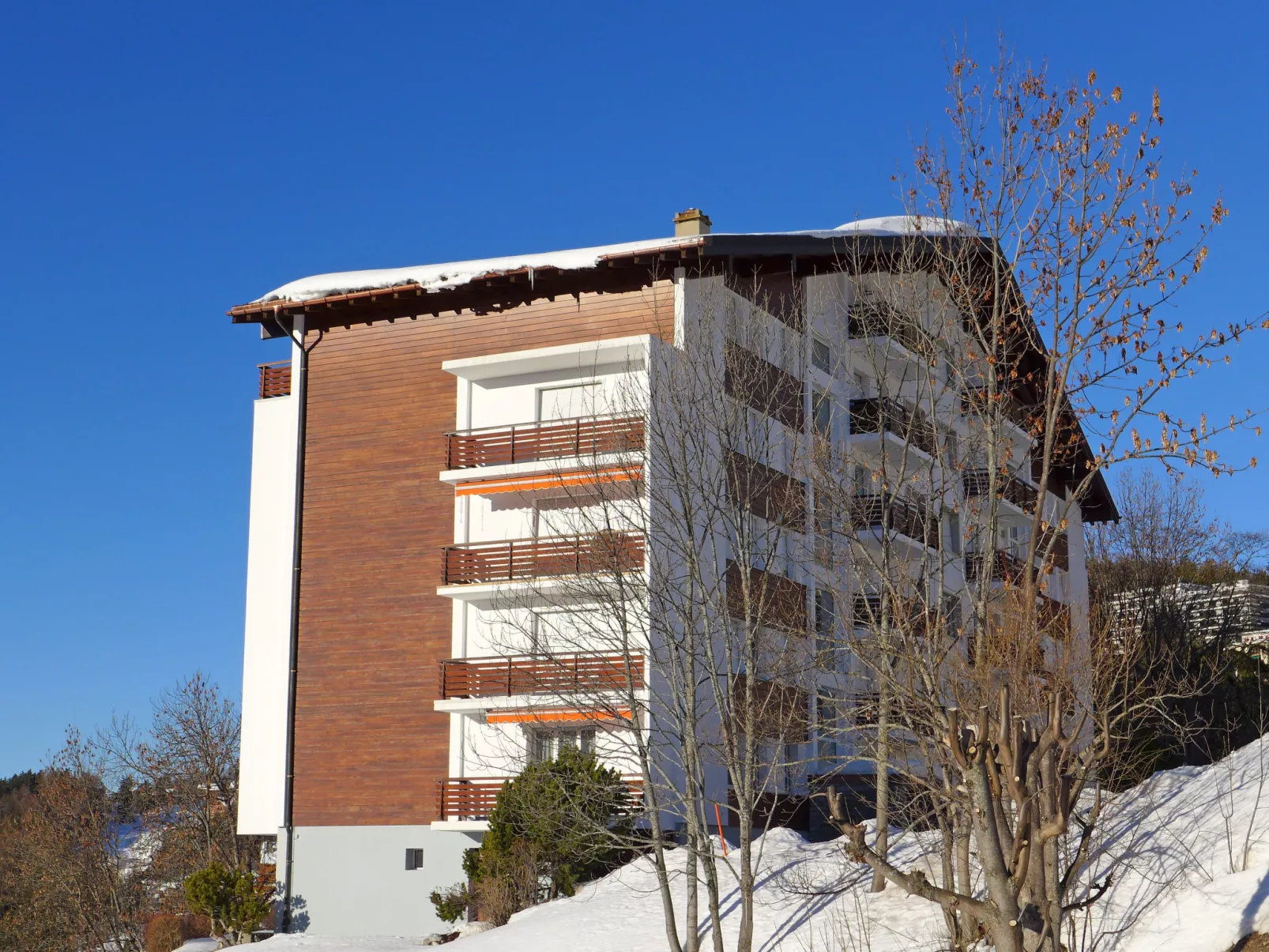 Europa Est 2 / APT 83-Outside