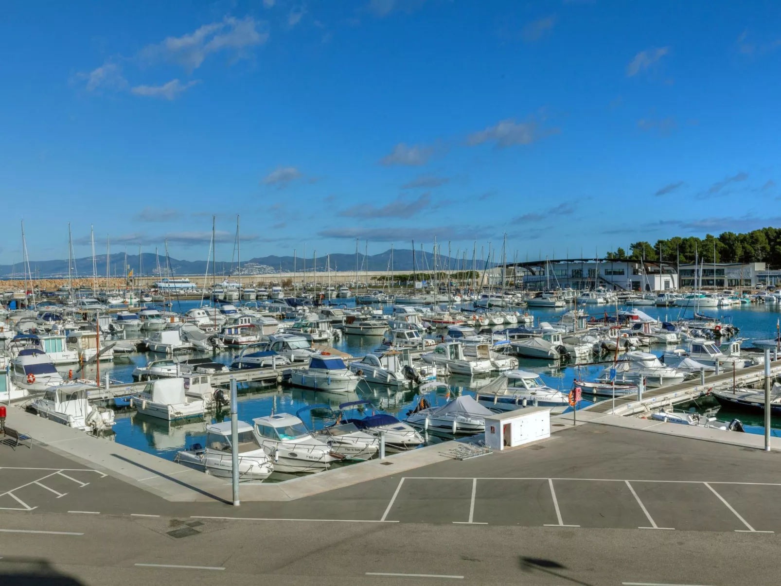 Port L'escala-Outside