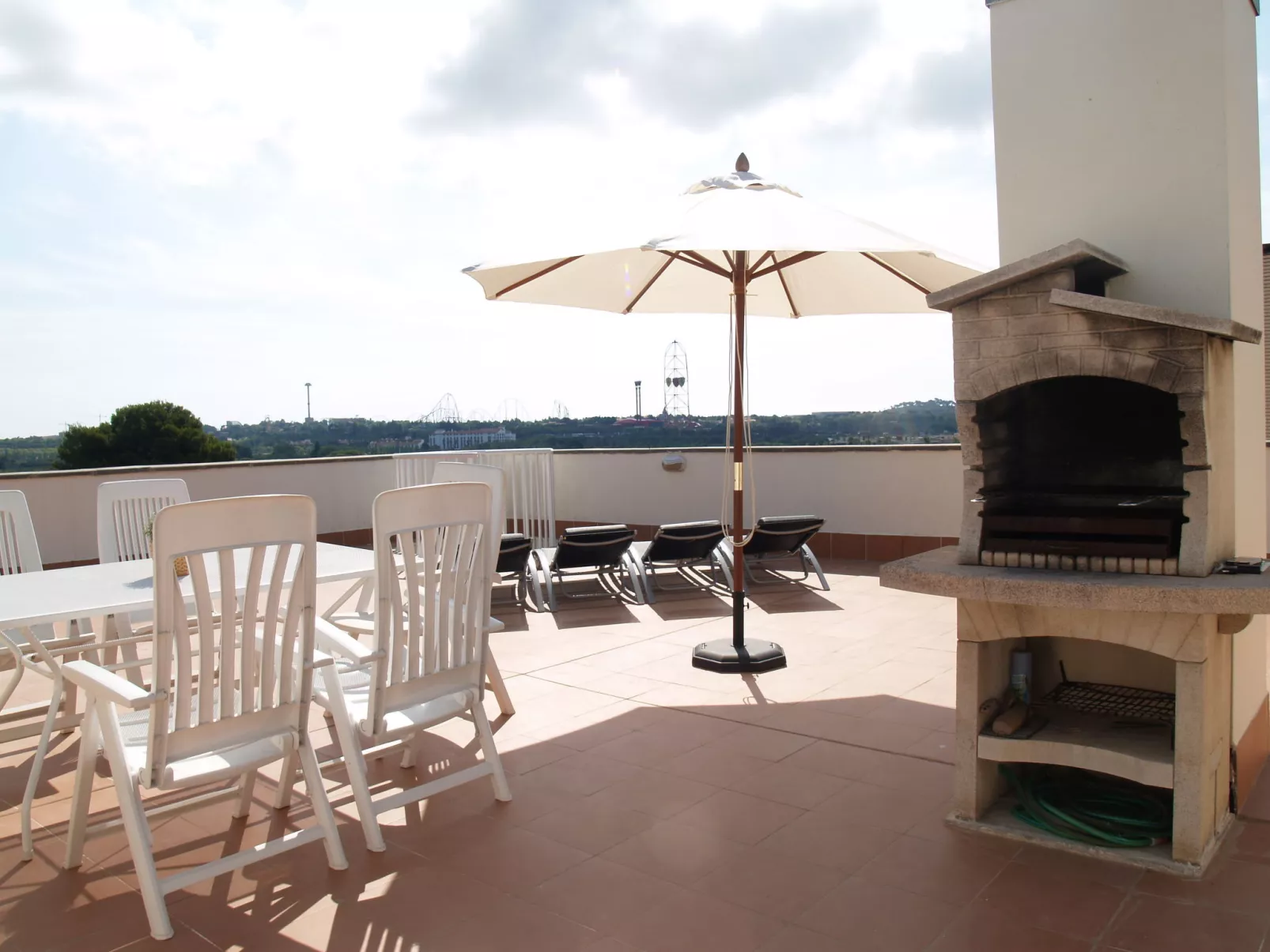 Nou Salou-Outside