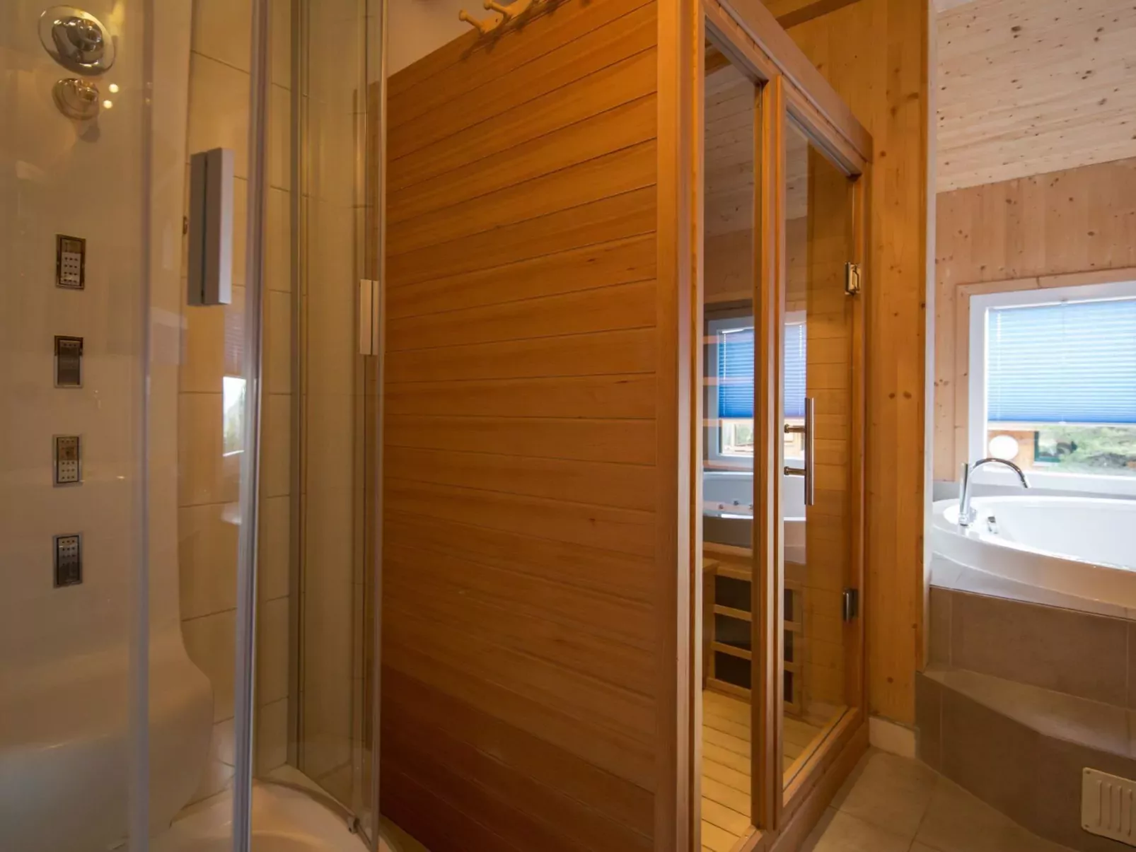 #29 mit IR-Sauna und Sprudelbad Innen-Inside