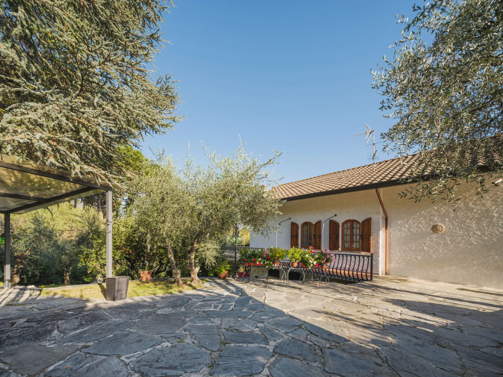 Villa Mistral-Outside