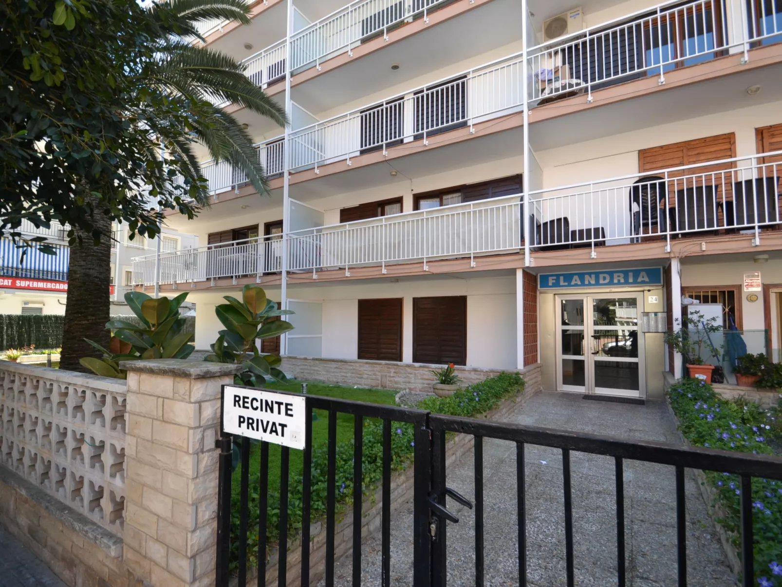 Flandria-Outside