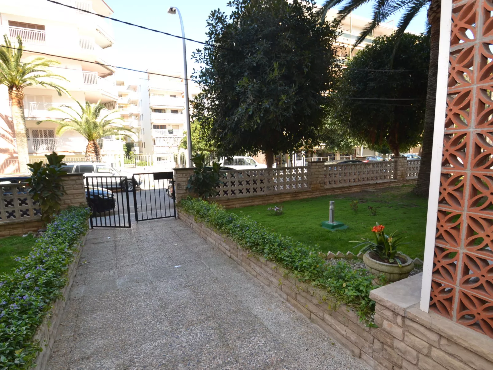 Flandria-Outside