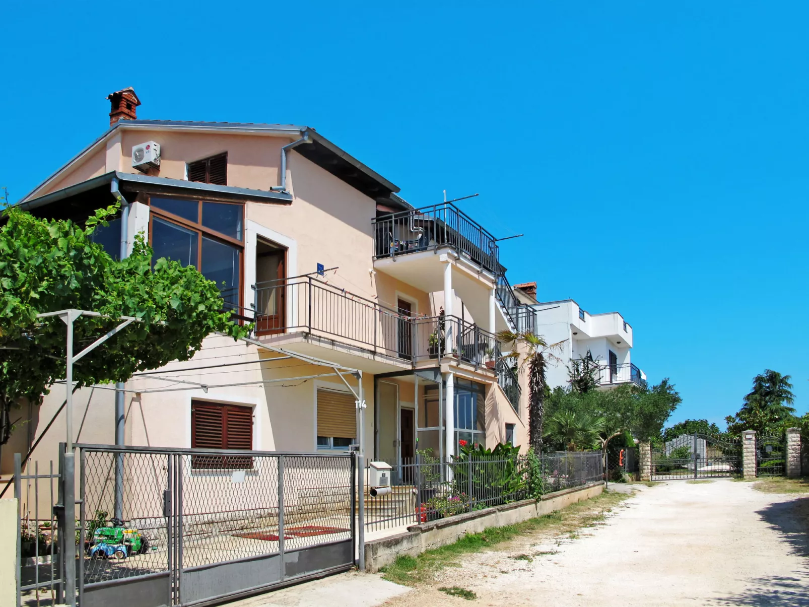 Ruža 2-Outside