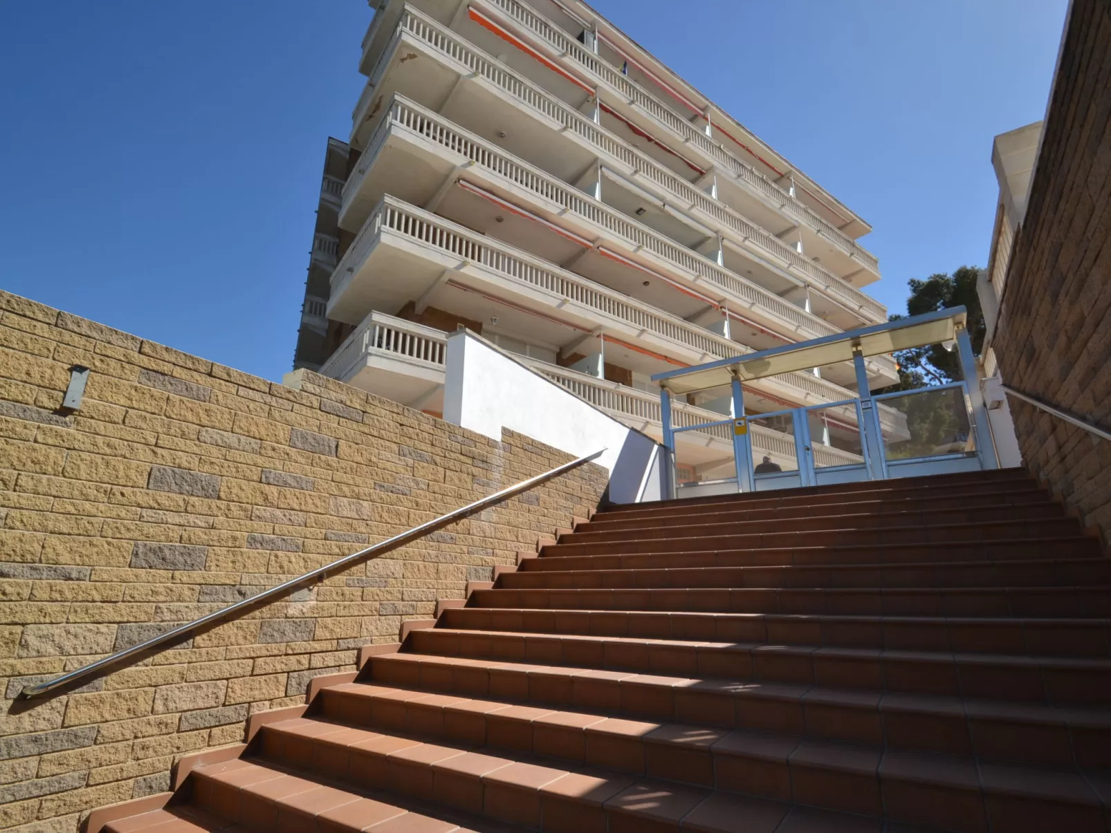 Cye 6 Cap Salou-Outside